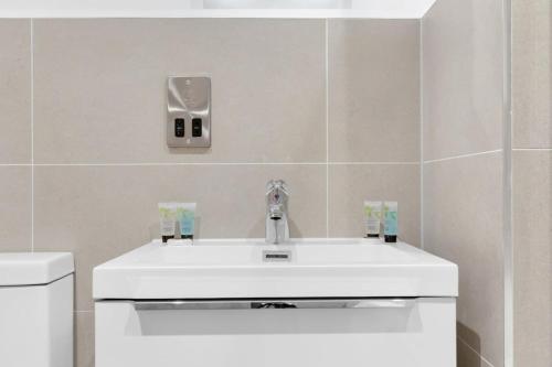 een badkamer met een wastafel en een toilet bij Spacious 1 Bedroom Apartment in Central Newbury in Newbury