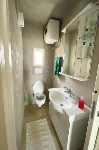 uma pequena casa de banho com WC e lavatório em Residenza Sole villa al mare con spiaggia privata em Trani