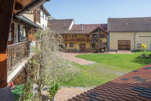 a view of the courtyard of a house at mlyn-osvracin in Osvračín