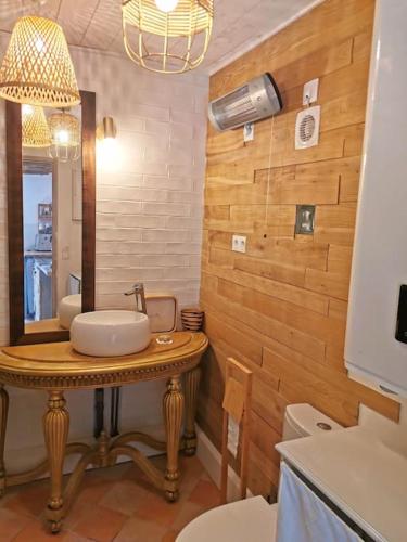 La salle de bains est pourvue d'une table, d'un lavabo et de toilettes. dans l'établissement Nature, rivière et calme (A 25 min de Disneyland), à Jouarre