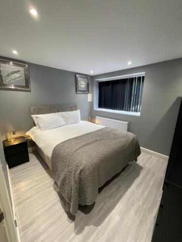 um quarto com uma cama grande e uma janela em Brook House Annex em Ipswich