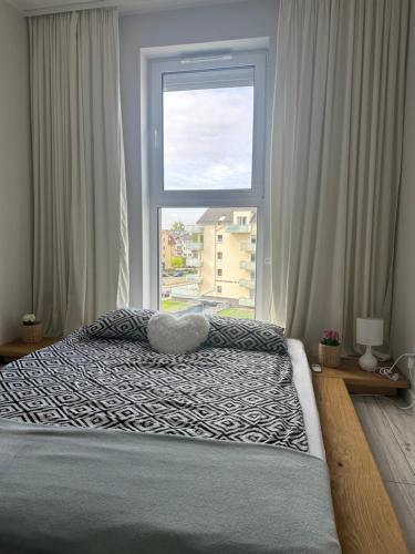 - une chambre avec un lit et une grande fenêtre dans l'établissement New Town, à Zielona Góra