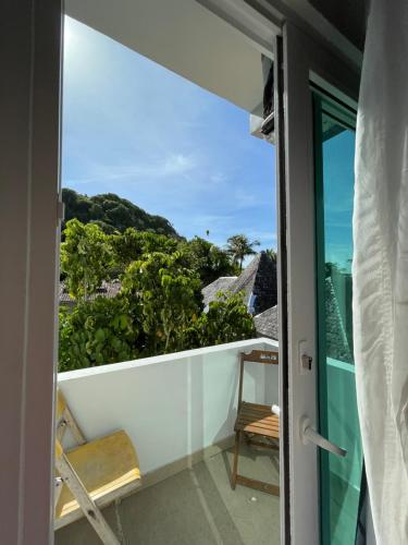 a room with a balcony with a view of the ocean at Hospedaje MorroSP in Morro de São Paulo