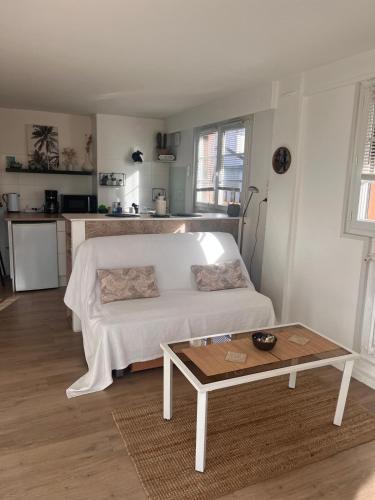 - un salon avec un lit et une table basse dans l'établissement Studio RivaHome, à Ouistreham
