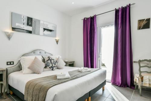 Ένα ή περισσότερα κρεβάτια σε δωμάτιο στο Logis Hôtel Emeraude des Bois