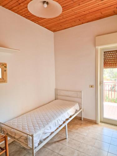 1 dormitorio con cama y ventana en Wanderlust Sicily Mongiove, en Mongiove