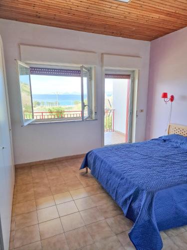 1 dormitorio con cama y vistas al océano en Wanderlust Sicily Mongiove, en Mongiove