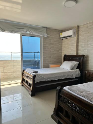 2 Betten in einem Schlafzimmer mit Meerblick in der Unterkunft A un paso del mar 2 in Cartagena de Indias