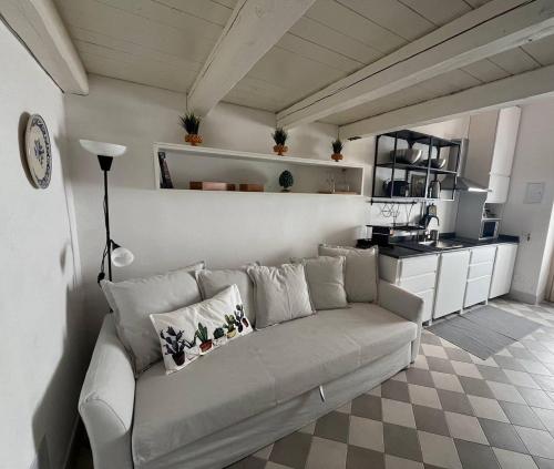 sala de estar con sofá y cocina en Casuzza - la comodità che cerchi, en Noto