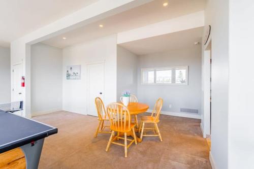 a kitchen and dining room with a table and chairs at Lakeview 2-bed 2-bath Entire Suite near Summerhill Winery in Kelowna