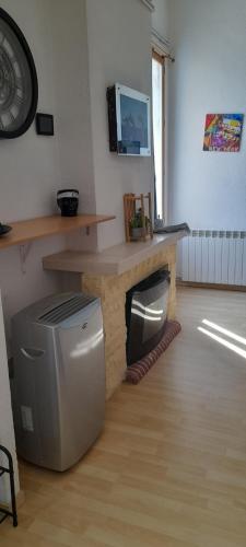 - un salon avec une cheminée en pierre et une poubelle dans l'établissement Mer&Soleil, à Sète