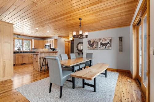 uma sala de jantar com mesa e cadeiras em Maple Lake Chalet em Buffalo