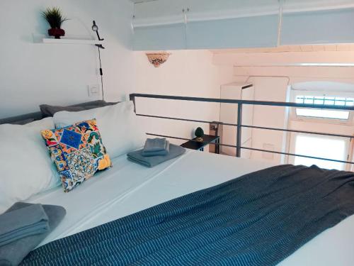 1 dormitorio con 1 cama blanca grande con almohadas en Casuzza - la comodità che cerchi, en Noto