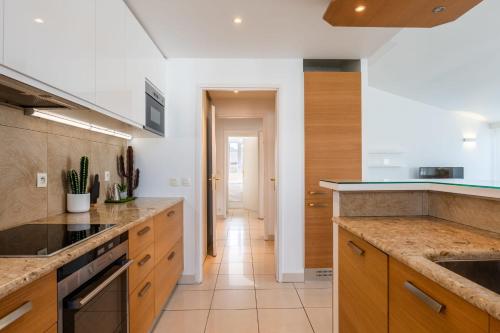 RARE! 120m ROOFTOP 5-minute walk to downtown