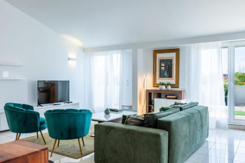 RARE! 120m ROOFTOP 5-minute walk to downtown