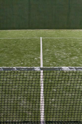 a tennis net on a tennis court at CASA RURAL EL PINICO in Yeste