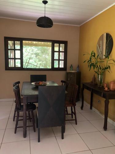 comedor con mesa y sillas en Chácara Vale Verde, en São Lourenço da Mata