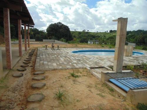 un patio trasero con piscina y un edificio en Chácara Vale Verde, en São Lourenço da Mata