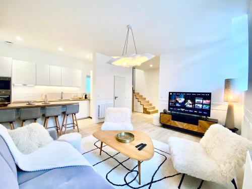 Velvet - By BEST KEYS - Maison Duplex Élégante - Plein Centre Ville - Déco Minimaliste & Cosy - Literie Haut de Gamme - 2 chambres séparées - Lit Queen Size & 1 canapé convertible - Smart TV - Machine à Café Nespresso - WiFi Fibre - Check-in Autonome