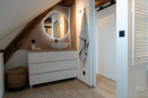a bathroom with a sink and a mirror at Velvet - By BEST KEYS - Maison Duplex Élégante - Plein Centre Ville - Déco Minimaliste & Cosy - Literie Haut de Gamme - 2 chambres séparées - Lit Queen Size & 1 canapé convertible - Smart TV - Machine à Café Nespresso - WiFi Fibre - Check-in Autonome in Sens