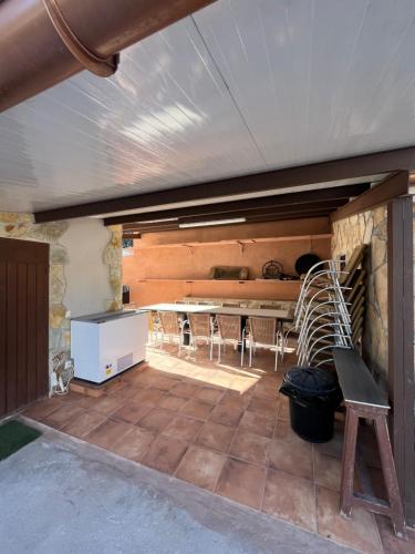 a living room with a table and a bench at Casa Rural El Pinaron in Navaluenga