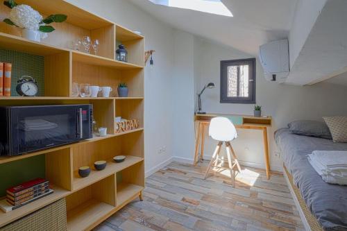 Studio sous les toits très bien placé et climatisé