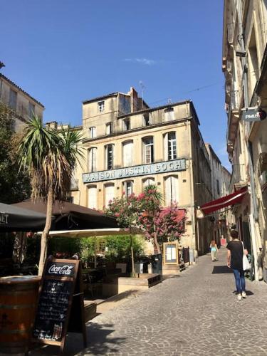 Studio sous les toits très bien placé et climatisé