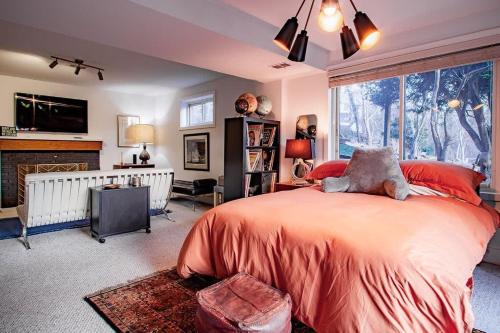 a bedroom with a large bed and a large window at Peace on the Potomac RiverViews NationalHarbor in Fort Washington