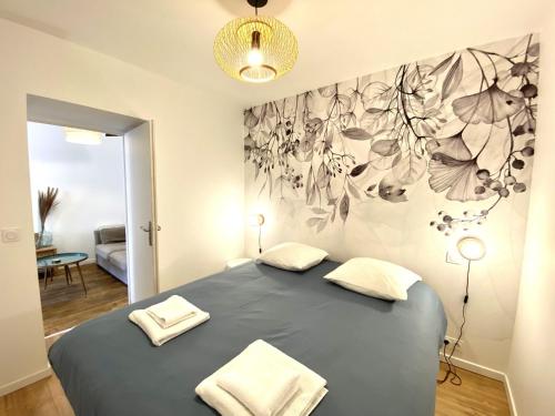 une chambre avec un grand lit avec deux oreillers dans l'établissement Apt centre historique Vannes COUR et GARAGE privés, à Vannes