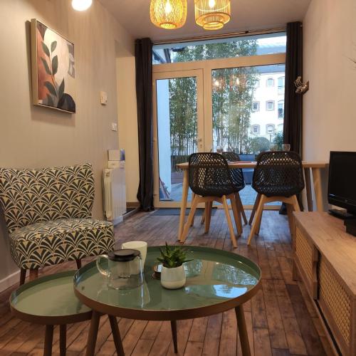 un salon avec une table et des chaises dans l'établissement Apt centre historique Vannes COUR et GARAGE privés, à Vannes