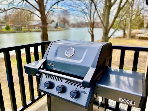 a blue grill sitting on top of a fence at Creekside Cottage - kayak/SUP, fishing, game room in Kingsville