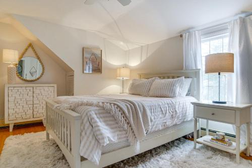 Ένα ή περισσότερα κρεβάτια σε δωμάτιο στο Charming Cape Cod Home about 1 Mi to Megansett Beach