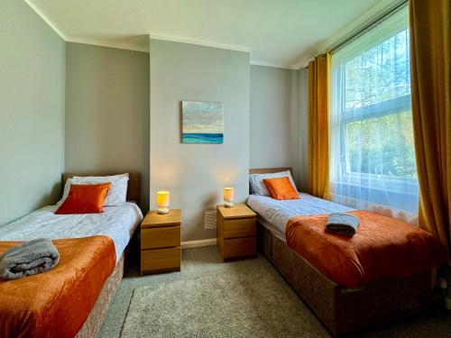 2 aparte bedden in een kamer met een raam bij Waterloo House - Great for Contractors or Family Holidays in Nottingham