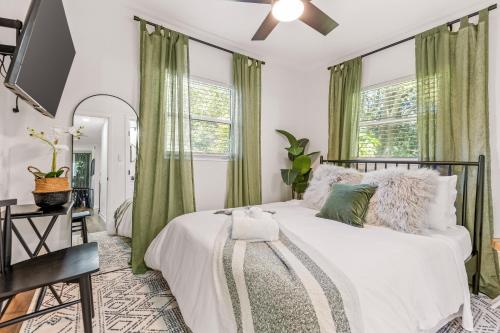 Ένα ή περισσότερα κρεβάτια σε δωμάτιο στο Modern & Cozy Midtown Charm Free Parking Fsu