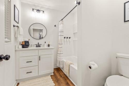 Ένα μπάνιο στο Modern & Cozy Midtown Charm Free Parking Fsu