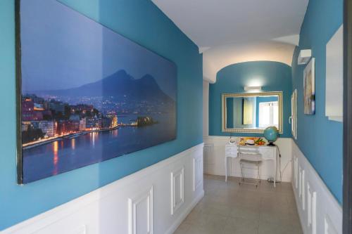 une chambre avec un grand tableau sur le mur dans l'établissement Le Suite del Castello, à Castellammare di Stabia