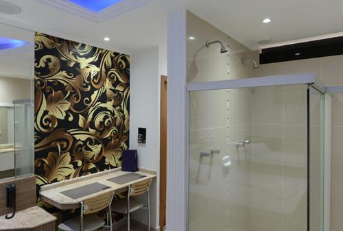 ein Bad mit einer Dusche, einem Waschbecken und einem WC in der Unterkunft Motel Fashion ABC in Santo André
