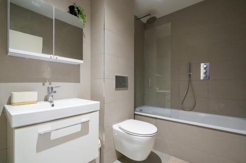 La salle de bains est pourvue de toilettes, d'un lavabo et d'une baignoire. dans l'établissement Brightway Hemel, WiFi and Netflix, Perfect for Contractors and Relocators, à Hemel Hempstead