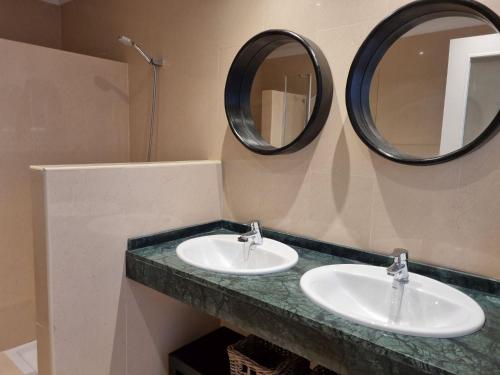 zwei Waschbecken im Bad mit zwei Spiegeln in der Unterkunft Villa Tegala in Playa Blanca