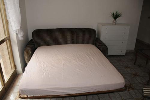 ein Bett auf einer Couch in einem Zimmer in der Unterkunft App. Biancavilla Catania II in Biancavilla