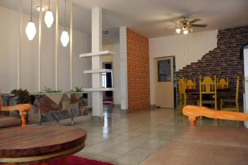 a living room with a table and a dining room at Hermosa Casa en Ciudad Lerdo con 2 Habitaciones in Ciudad Lerdo