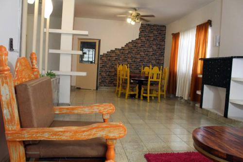 a dining room and living room with a table and chairs at Hermosa Casa Ciudad Lerdo 2 Habitaciones in Ciudad Lerdo