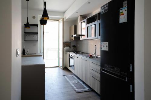 Η κουζίνα ή μικρή κουζίνα στο Sunrise Waterfront - Central Apartment with Sea View Balcony - Molfetta