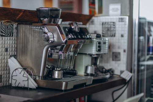 Kemudahan buat kopi dan teh di Edelwyss-Inn