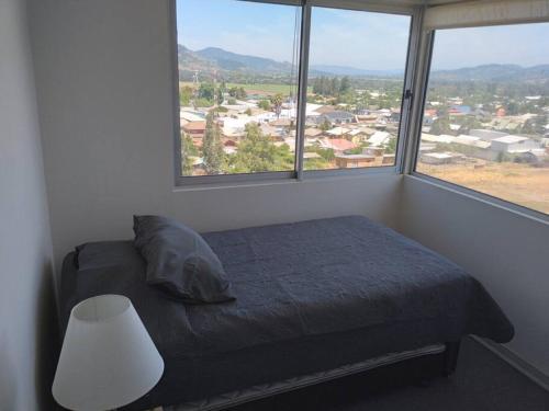 - une chambre avec un lit et 2 grandes fenêtres dans l'établissement Apart Hotel Hualañe, à Hualañé
