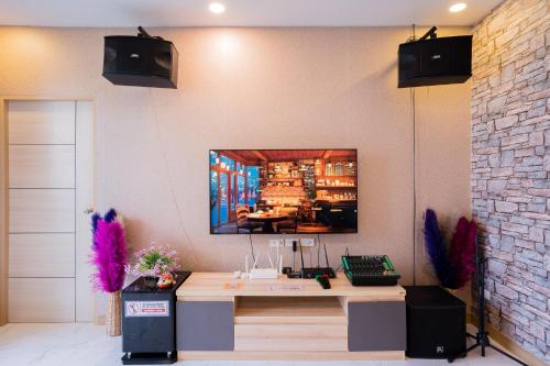 an office with a desk and a monitor on the wall at นาวาพูลวิลล่าหัวหิน VIP in Hua Hin