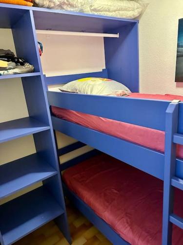 - une chambre avec 2 lits superposés et un matelas rouge dans l'établissement Appartement ensoleillé au Cap d'Agde, au Cap d'Agde