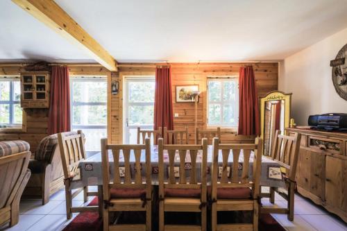 une salle à manger avec une table et des chaises dans l'établissement Les Chalets de Flaine Hameau - maeva Home - Chalet 4 Pièces 8 Personnes - Sélection MAE-3386, à Flaine