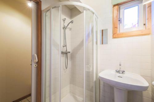 une salle de bain avec un lavabo et une douche dans l'établissement Les Chalets de Flaine Hameau - maeva Home - Chalet 4 Pièces 8 Personnes - Sélection MAE-3386, à Flaine