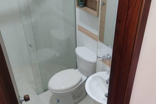 uma casa de banho com um WC, um chuveiro e um lavatório. em Apartaestudio - Condo - En San Gil em San Gil
